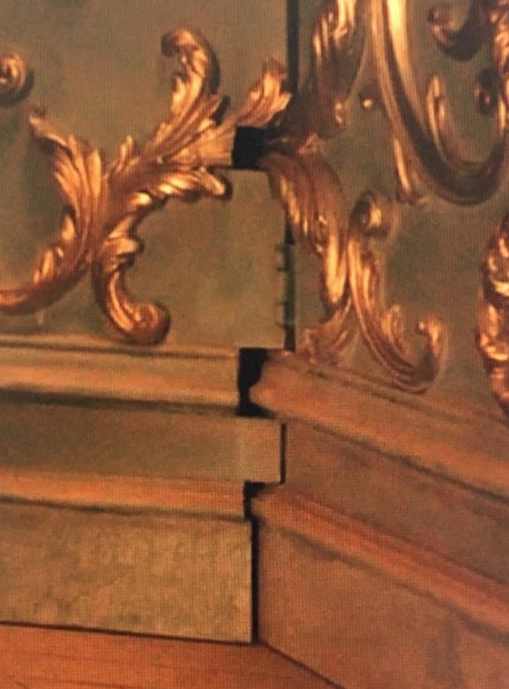 Détails d'une porte sous-tenture issu du film la belle et la bête pour illustrer la défi technique que représente l'intégration du décor pour rendre une porte sous tenture invisible.