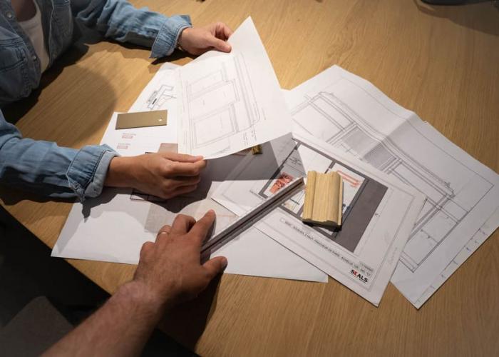 Réunion autour d'un plan skals